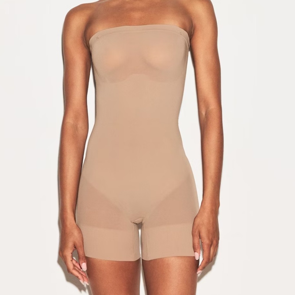 SKIMS STRAPLESS SHORTIE BODYSUIT SIENNA SIZE XS New‎ With Tags